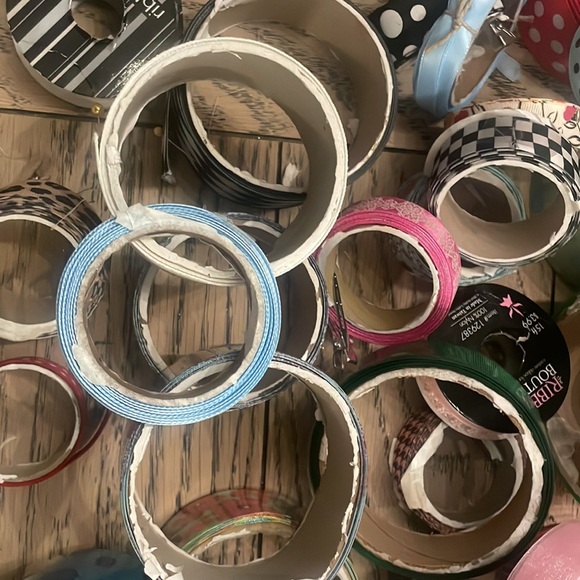 41 spools of various colors, patterns, sizes and lengths of premium Ribbon - Picture 8 of 9